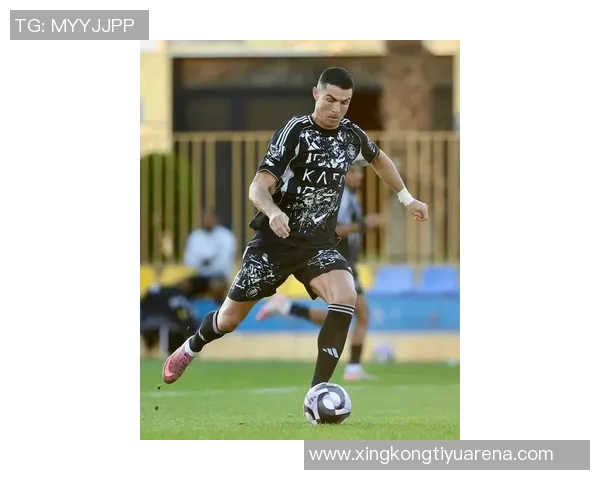 C罗社交媒体分享友谊赛精彩瞬间展现团队精神与奋斗决心