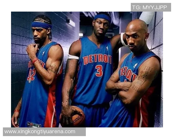 C罗社交媒体分享回归葡萄牙国家队照片帅气戴墨镜引发球迷热议 C罗社交媒体分享回归葡萄牙国家队照片帅气戴墨镜引发球迷热议